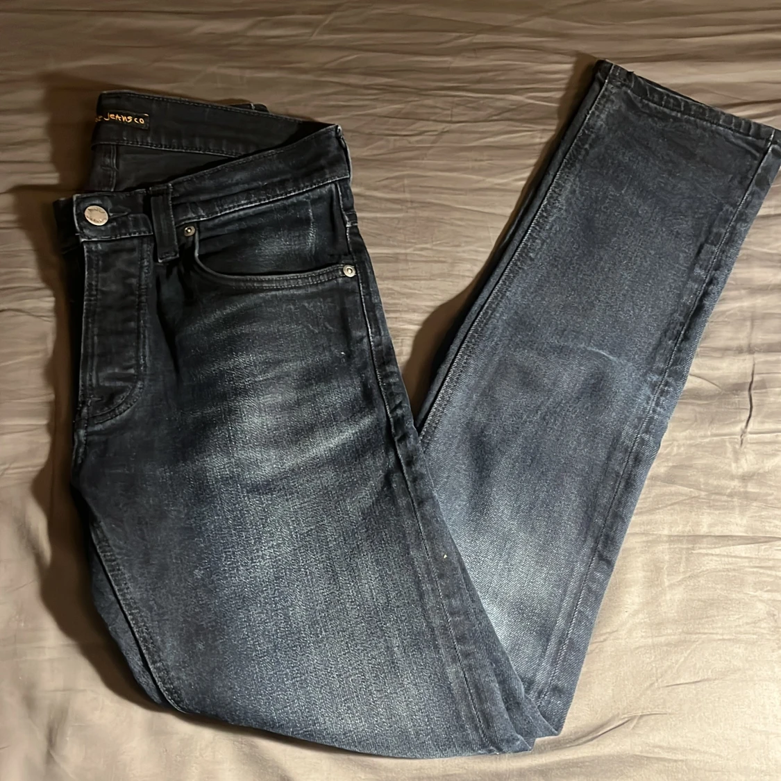 Svarta Grim trim jeans från Nudie Jeans