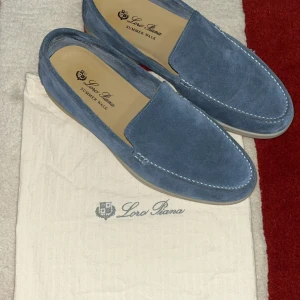 Loro piana summer walk  - Snygga och bekväma loafers från Loro Piana i blå mocka, storlek 43 . Använda 1 gång, säljer då de inte kommer till användning . Pris kan diskuteras vid snabb affär 