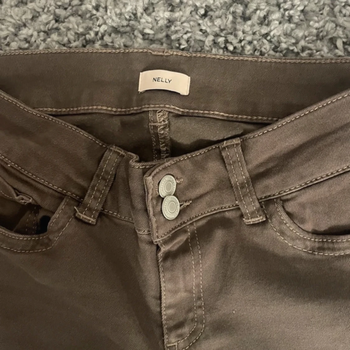 Bruna bootcut byxor från Nelly - 2