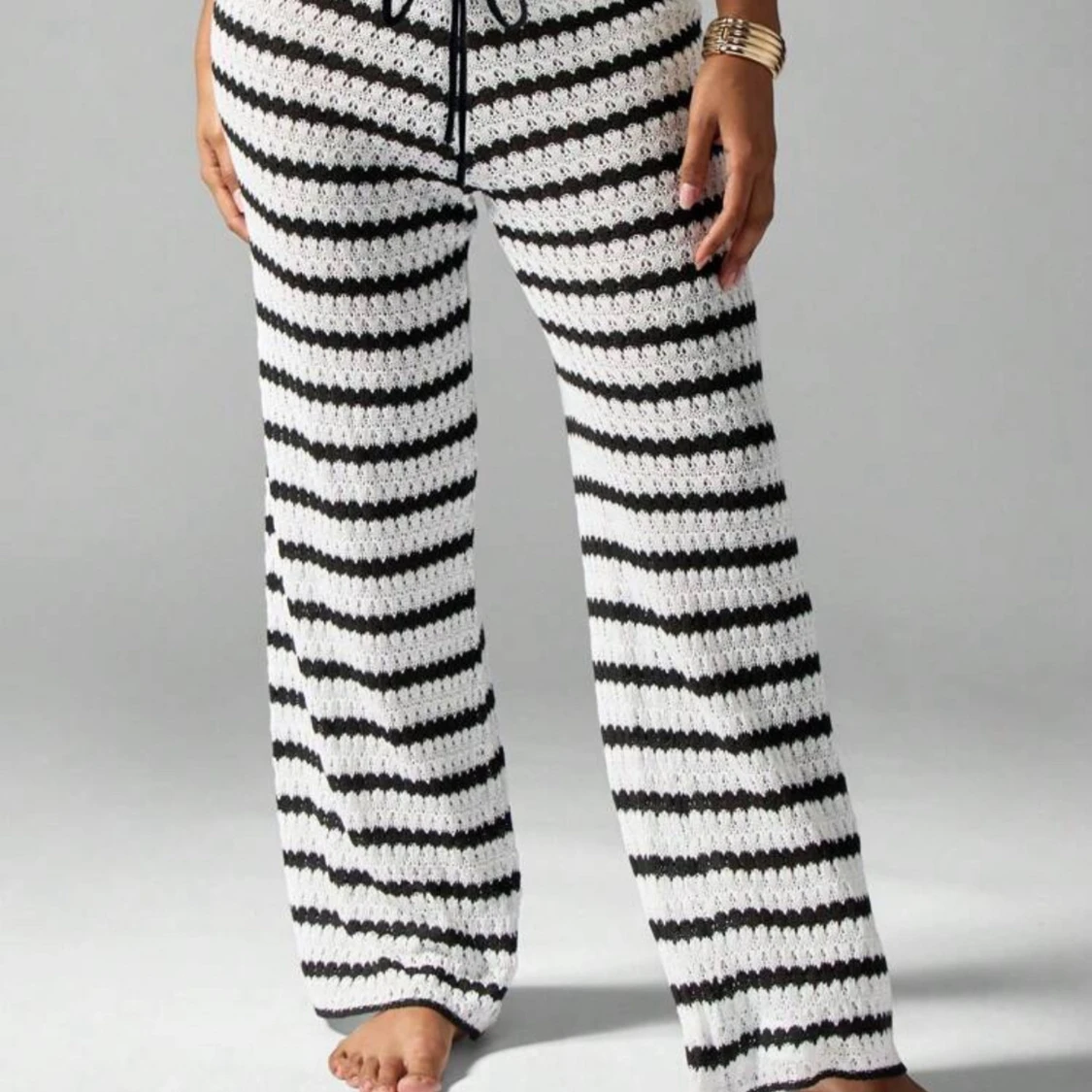 Randiga stickade byxor med snörning