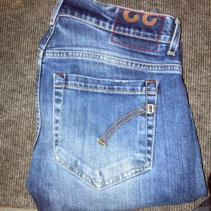 Dondup jeans - Ett par sjukt feta dondup George jeans i storlek 32 men passar ungefär 30,31 om jag får säga de själv, som är väldigt eftertraktade och svåra o få tag på för ett bra pris 🏆 Säljer dem för de är för små för mig och jag ej använder dem längre, byxorna är i nyskick utan skavanker👍 Hör av er för mer bilder osv 🙌