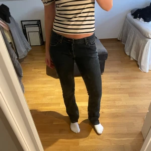 Levis 504 svarta jeans straight fit - Säljer ett par svarta Levis 504 jeans med klassisk straight fit. Jeansen har fem fickor, Levis-patch bak och röda Levis-tag på bakfickan. Snygg mörk tvätt och normal passform, perfekta till sneakers eller boots.