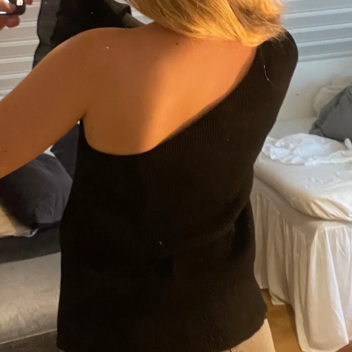 Svart ribbad oneshoulder topp - 1