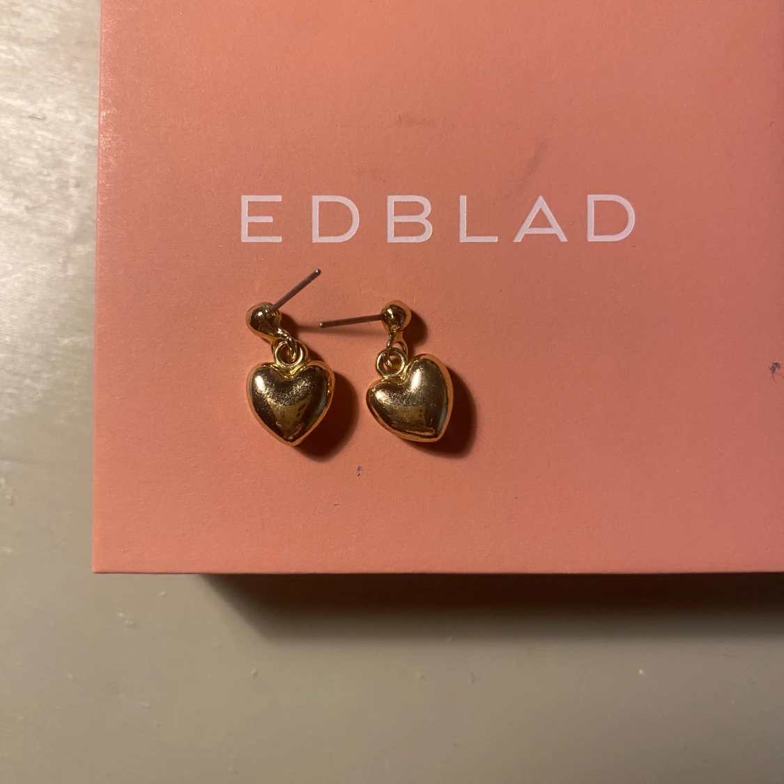 Guldiga hjärtörhängen 