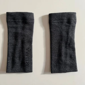 Mörkgrå merinoull handledsvärmare Aclima - Säljer ett par oanvända mörkgrå handledsvärmare från Aclima i 100% mjuk merinoull. De har tumhål och är ribbstickade för extra komfort. Perfekta för dig som vill ha värme men ändå kunna använda fingrarna fritt. 