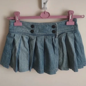 Lågmidjad kjol - Lågmidjad jeans kjol, perfekt till hösten och vintern. Söt med en kappa eller puffer jacket! Storlek S, lite kort!! Pris kan diskuteras vid snabb affär! Plick yr pengar från en så de blir tyvärr dyrare, säljer på vinted också för 300 prick och det finns rabatt på frakt!