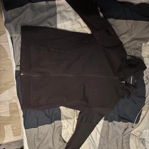 Svart Boss Hoodie storlek M - Svart hoodie från BOSS med stilren design och diskret logga på bröstet. Hoodien har hel dragkedja, huva och två fickor framtill. Snygga detaljer på ärmar och axlar. Har kvittot online från när jag beställde den från Boss. Kostade 2700kr men den finns ej o köpa längre o sett att fler säljer den för över 2700. Mitt pris 1400 den är som ny, storlek M. Kan fixa fler bilder på snap bara höra av er. Mvh Melwin