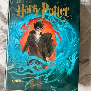 Harry Potter och Dödsrelikerna - Sista delen i den magiska Harry Potter-serien! Med spännande illustrationer och ett omslag fyllt av mystik och äventyr är detta en bok som fångar dig direkt. Perfekt för dig som älskar fantasy, magi och episka berättelser. Svensk utgåva från Tiden.