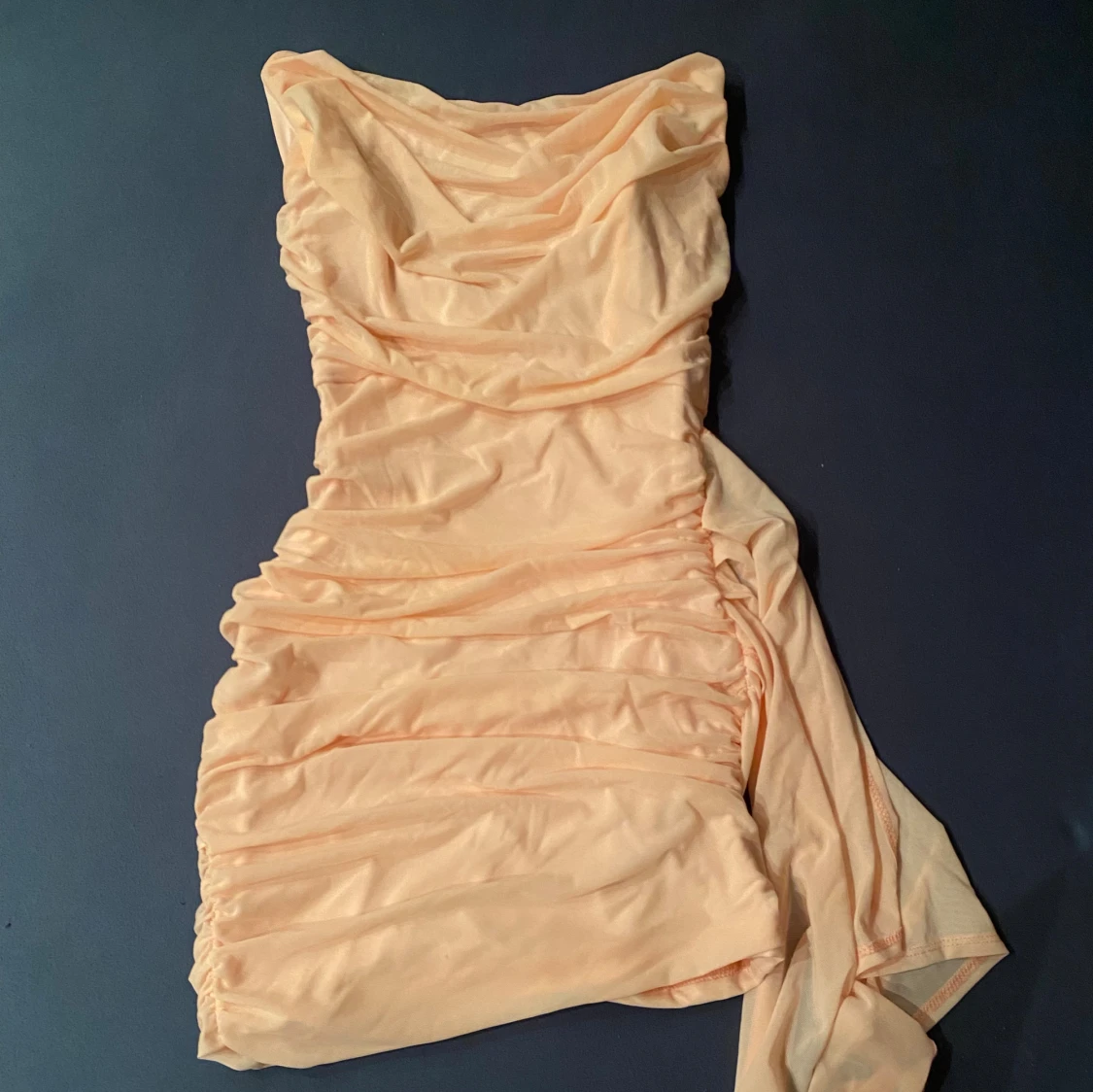 Ljusrosa axelbandslös kortklänning - 1