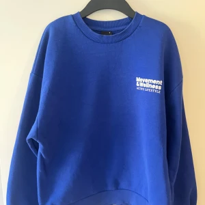 Sweatshirt från Gina tricot  - En sweatshirt i superfin färg från Gina tricot som tyvärr inte används längre. Inga defekter, och ser ut som ny trots att jag inte den har använts.💗 tveka inte att skriva ifall du har några frågor och gör gärna bundles!💕