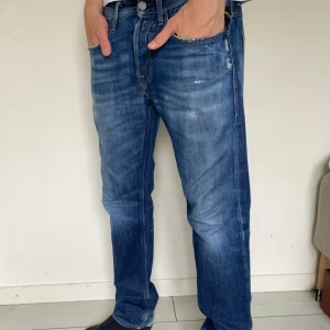 Replay Jeans med slitningar  - Replay jeans i modellen ronas som är en lite lösare modell jämfört mot anbass t.ex. Skick 7/10, storlek W30L32. Vid frågor osv bara att skriva!🙂