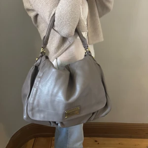 Grå axelväska från Marc by Marc Jacobs - Så snygg och rymlig Marc Jacobs väska i nästintill oanvänt skick❣️ Är öppen för prisförslag och skriv till mig vid fler frågor🥰
