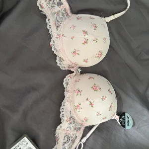 Blommig push-up bh från new yorker - Supersöt bh från new yorker💞 storleken ser man på sista bilderna, aldrig använd så jag köpte fel, prislapp och allt kvar,finns  en liten fläck på den som jag tror går bort i tvätten💕