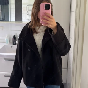 Svart kappa - Säljer min svarta kappa från Ginatricot då den inte kommer till användning längre, sparsamt använd. 