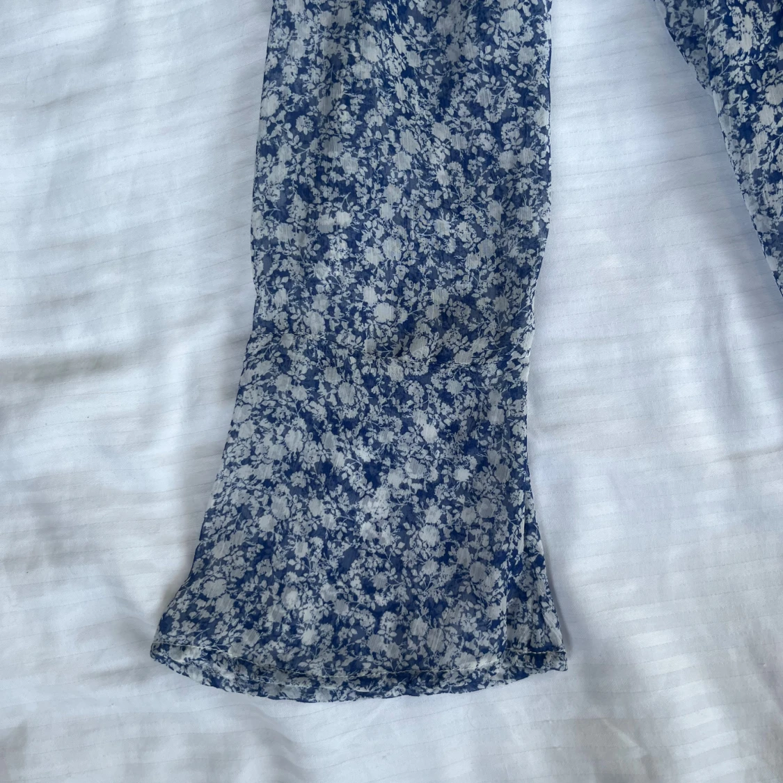 Blåvit blommig skjorta i tunn polyester - 2