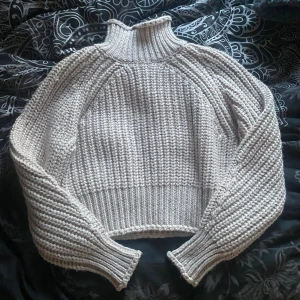 Beige stickad polotröja från H&M - Jättefin höst tröja ifrån h&m som aldrig är använd och prislapp är kvar🩶 storlek XS