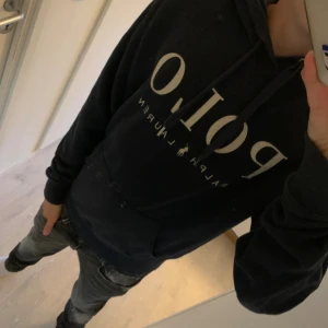 Hoodie från Ralph Lauren - Mörk blå hoodie från Ralph Lauren, storlek S, topp skick, skriv om ni har någon fundering 👍
