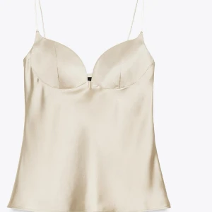 Champagnefärgad satin linnetopp - Populär satin topp , helt ny med prislapp kvar 
