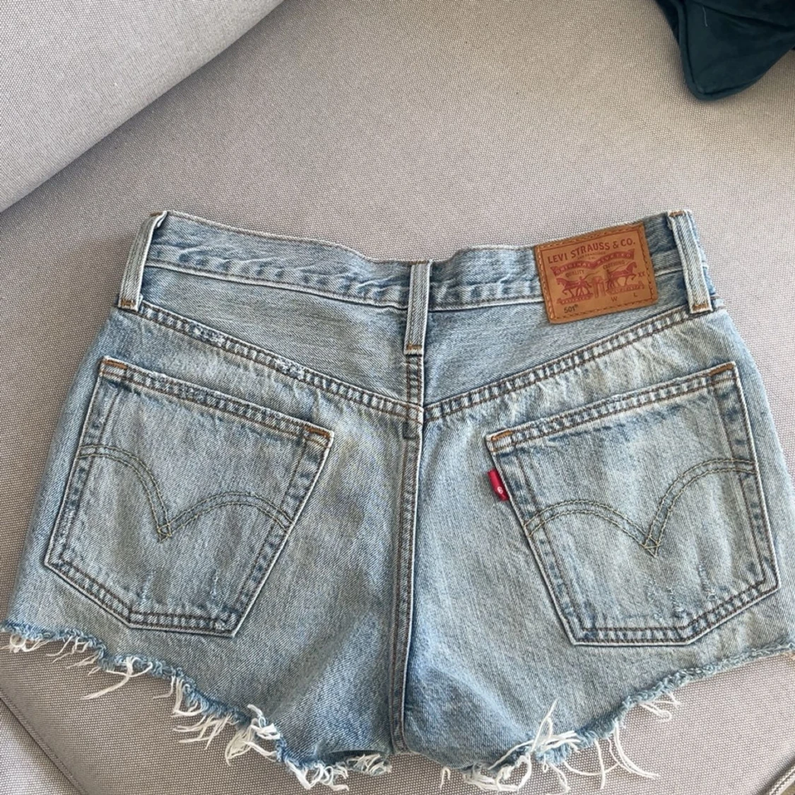 Levi's ljusblå jeansshorts - 1