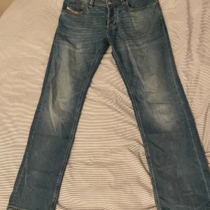 Diesel Larkee Jeans - 32/34 - Tja! Säljer nu mina blåa jeans med rak passform. Dem är i princip nyskick och har en riktigt najs färg!  Hör av er vid frågor och funderingar!! Mvh Alvar