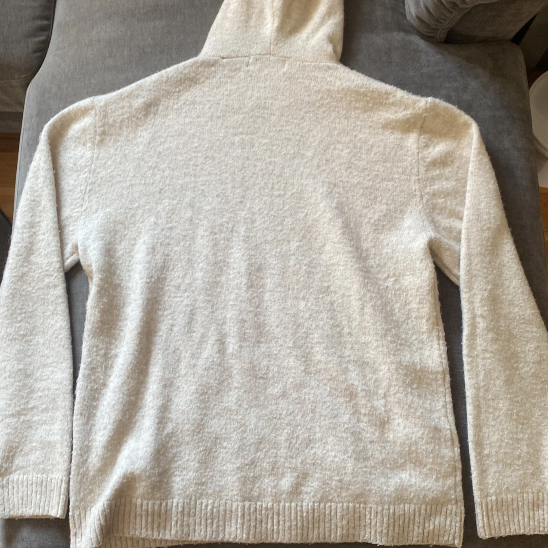 Beige stickad hoodie från H&M - 1