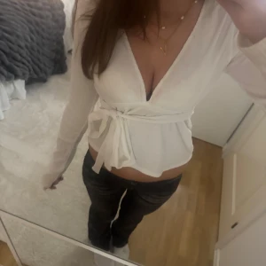 Vit topp - Populär söt tröja från Nelly med knyt💕💕nyskick