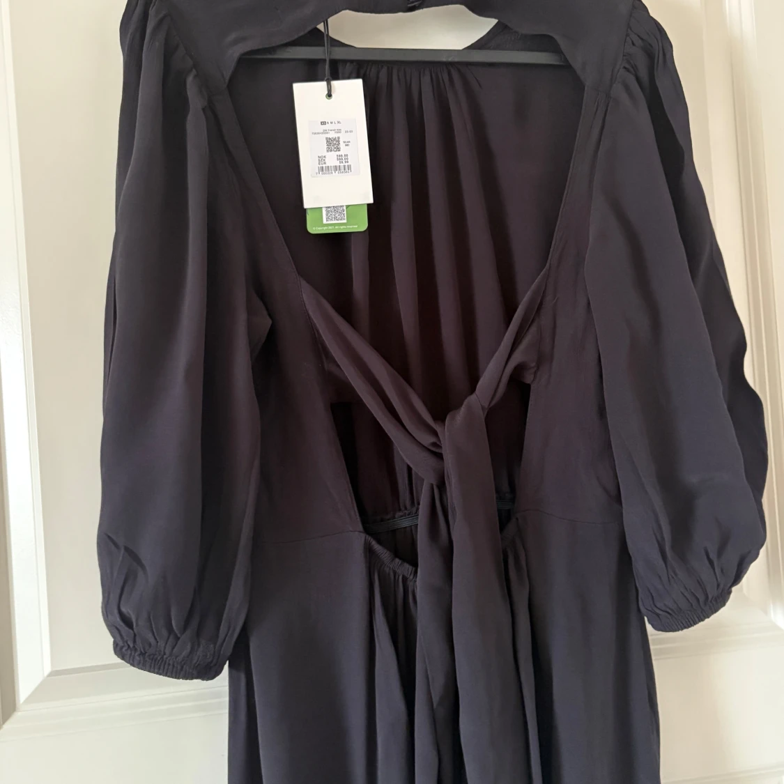 Svart långklänning med öppen rygg - 1