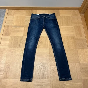 Mörkblå Dondup jeans - Snygga mörkblå Dondup. Jeansen har en smal passform och är tillverkade i stretchigt denimtyg för extra komfort. Riktigt fin skick, säljs pågrund av att dom inte används