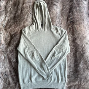 Oscar Jacobsson hoodie  - Tja, säljer denna kashmir hoodie från Oscar Jacobsson. Storlek S och sitter true to size. Fint skick, lite smått nopprig (går att ta bort innan frakt). Svarar gärna på frågor. 