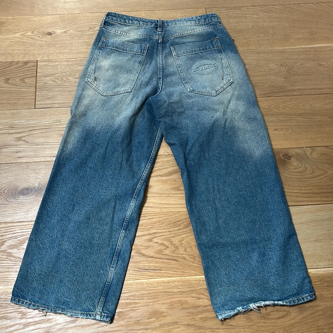 Wide jeans från BDG med rå kant - 1