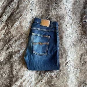 Nudie jeans  - Tja, säljer dessa nudie jeans i modellen Lean Dean. Just denna färg heter Dry 16 dips och går ej att få tag på nya. Storlek 33/32, midjemåttet är 86 cm. Om du har fler frågor så är det bara att höra av sig. 