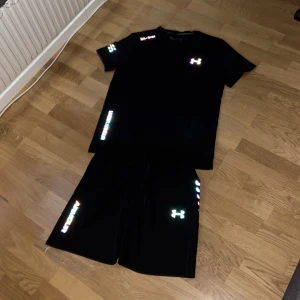 Svart Under Armour set - Använd bara 1 gång storlek L men passar M också inga skador eller märken. Passar jätte bra på en varm dag.