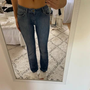 Blåa utsvängda jeans - Blåa utsvängda jeans som är för korta för mig💓