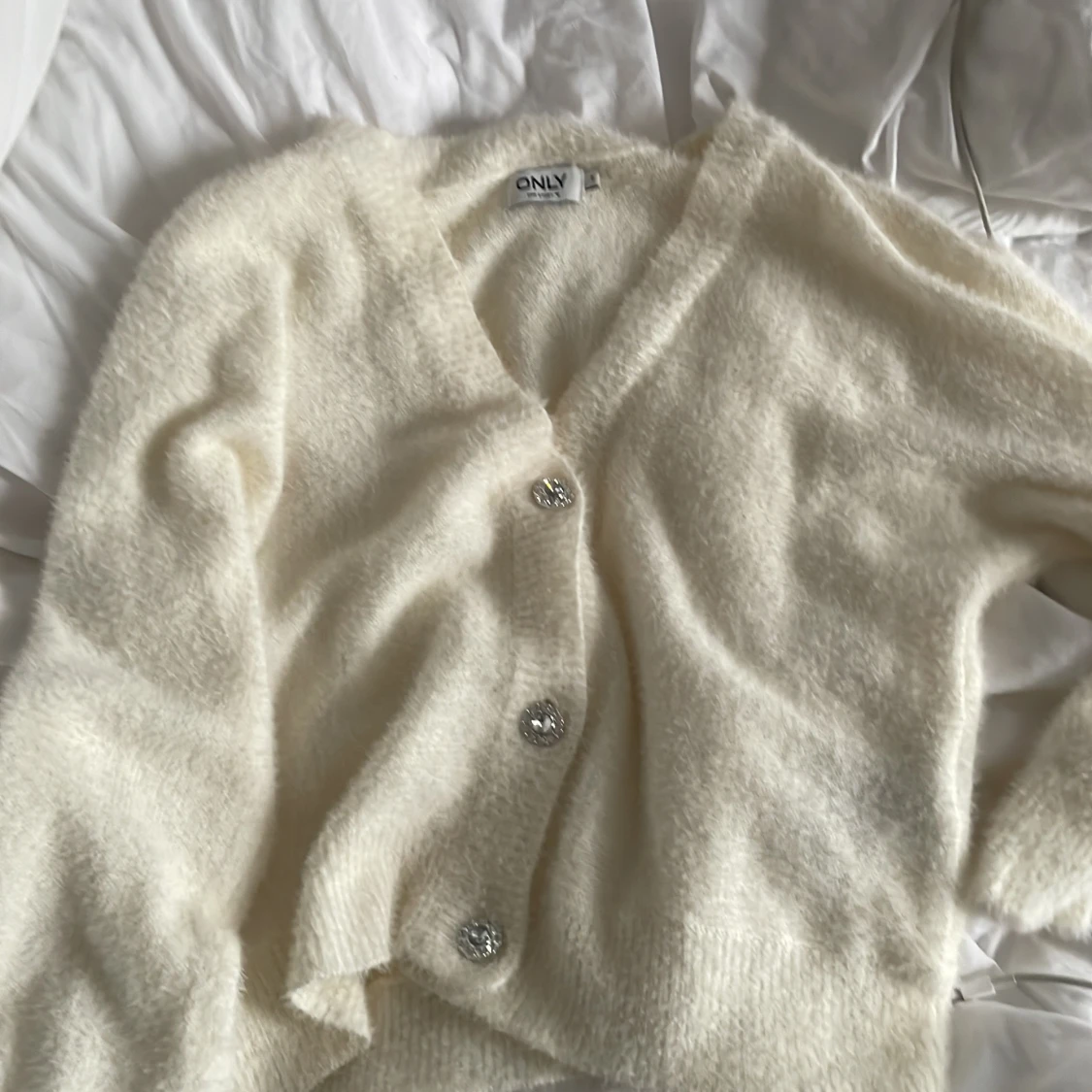 Vit fluffig kofta från ONLY med pärlknappar - 4