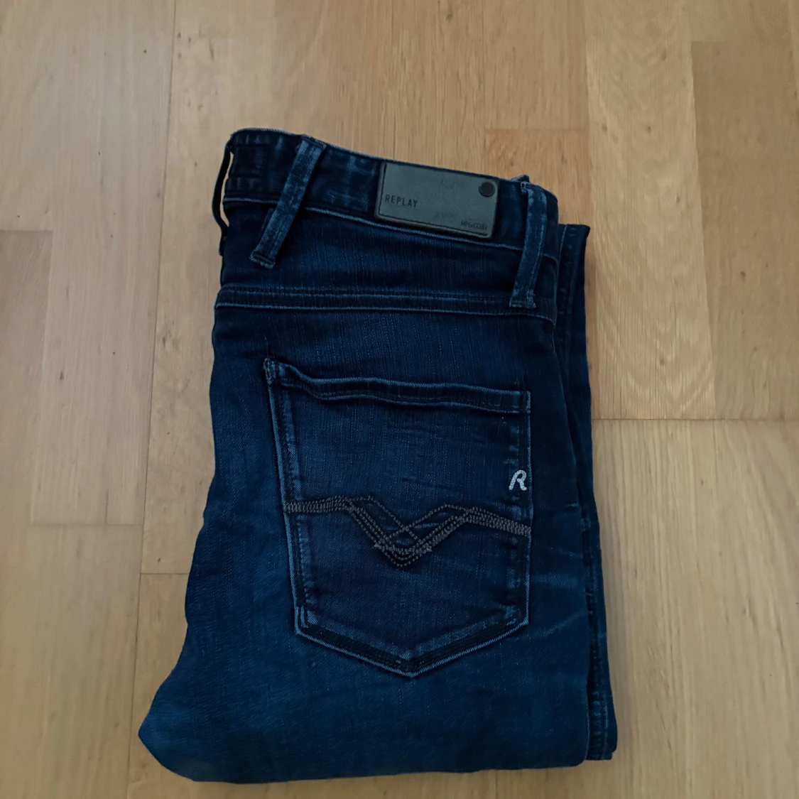 Mörkblåa Replay Anbass Jeans