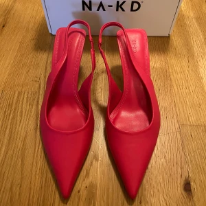 NA-KD klacksko - Helt oanvända klackskor från NA-KD. Knallrosa färg, strl 41.