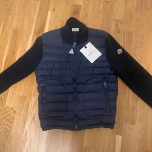 Moncler cardigan - Säljer min moncler cardigan eftersom den inte passar mig. Storlek M passar S. Pris kan diskuteras. Kom privat för fler frågor 