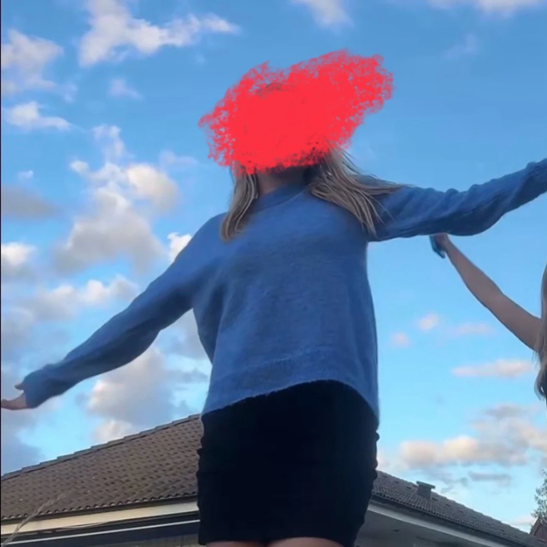 Blå stickad tröja med lång ärm - 1