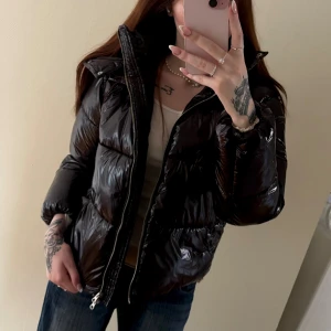 Nelly puffer jacket - Svart shiny everyday puffer jacket från nelly. Använd vid ett fåtal tillfällen. Inga defekter och jackan är i jättefint skick🖤