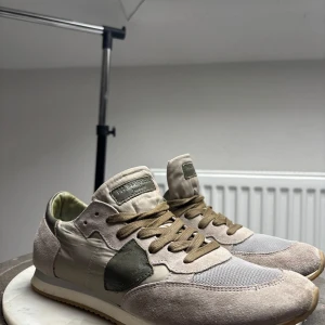 Philippe Model skor - Philippe Model skor i junior modell. Mycket fint skick, inga deffekter. (Storlek 39 fits 40) Hör gärna av dig om det är något du funderar över. Startpris 350. Pris kan sänkas drastiskt vid snabb affär! ☺️🙌