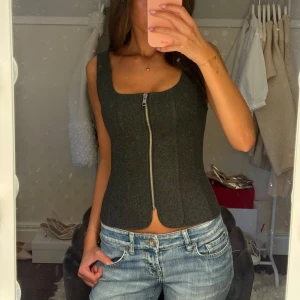 Mörkgrå topp/väst med dragkedja - Såå snygg topp från Zara som inte går o få tag på längre, helt ny med prislapp kvar💕💕