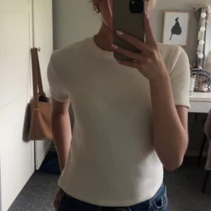 Vit stickad T-shirt  - Vit stickad T-shirt från Zara perfekt nu till hösten! Inte använd många gånger! Pris kan diskuteras!🤍