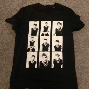 Svart t-shirt med grafiskt tryck - Victor Leksell t shirt 