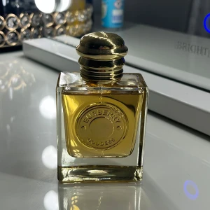 Burberry Goddess parfym - Säljer en helt ny och oanvänd Burberry-parfym. Jag har bara testat den en gång, men säljer den eftersom den inte används längre. Perfekt för dig som älskar vanilj, gourmand parfymer! 