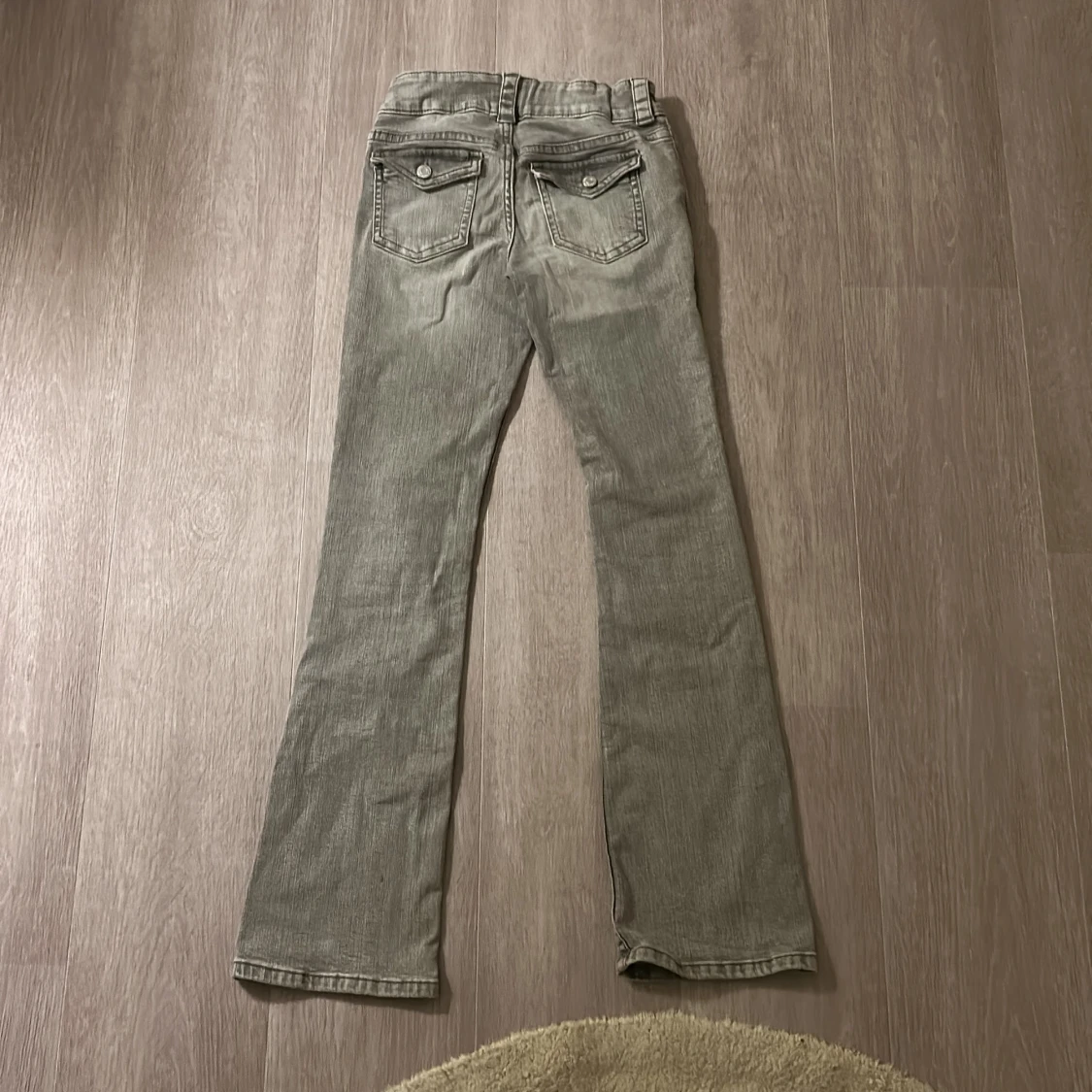 Grå bootcut jeans från H&M - 1