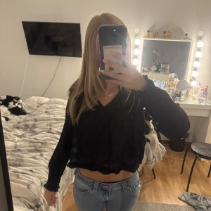 Svart blus med v-ringning - Säljer en svart söt blus med v-ringning och långa ärmar. .