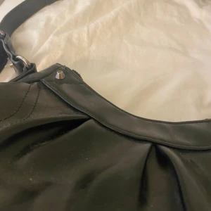 Svart axelväska  - Super fin rymlig väska från Gina tricot med snygga detaljer.Har använts flitigt och färgen på dragkedjan har skafts av lite se bilderna💓