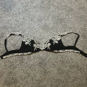 Intimissimi bh svart - Säljer min svarta intmissimi bh med vit spets, push up, pågrund av storleken då den är för liten nu. Köpte den för 519 kr. Bra skick, men som du kan se på bilen har jag klippt bort lappen💕