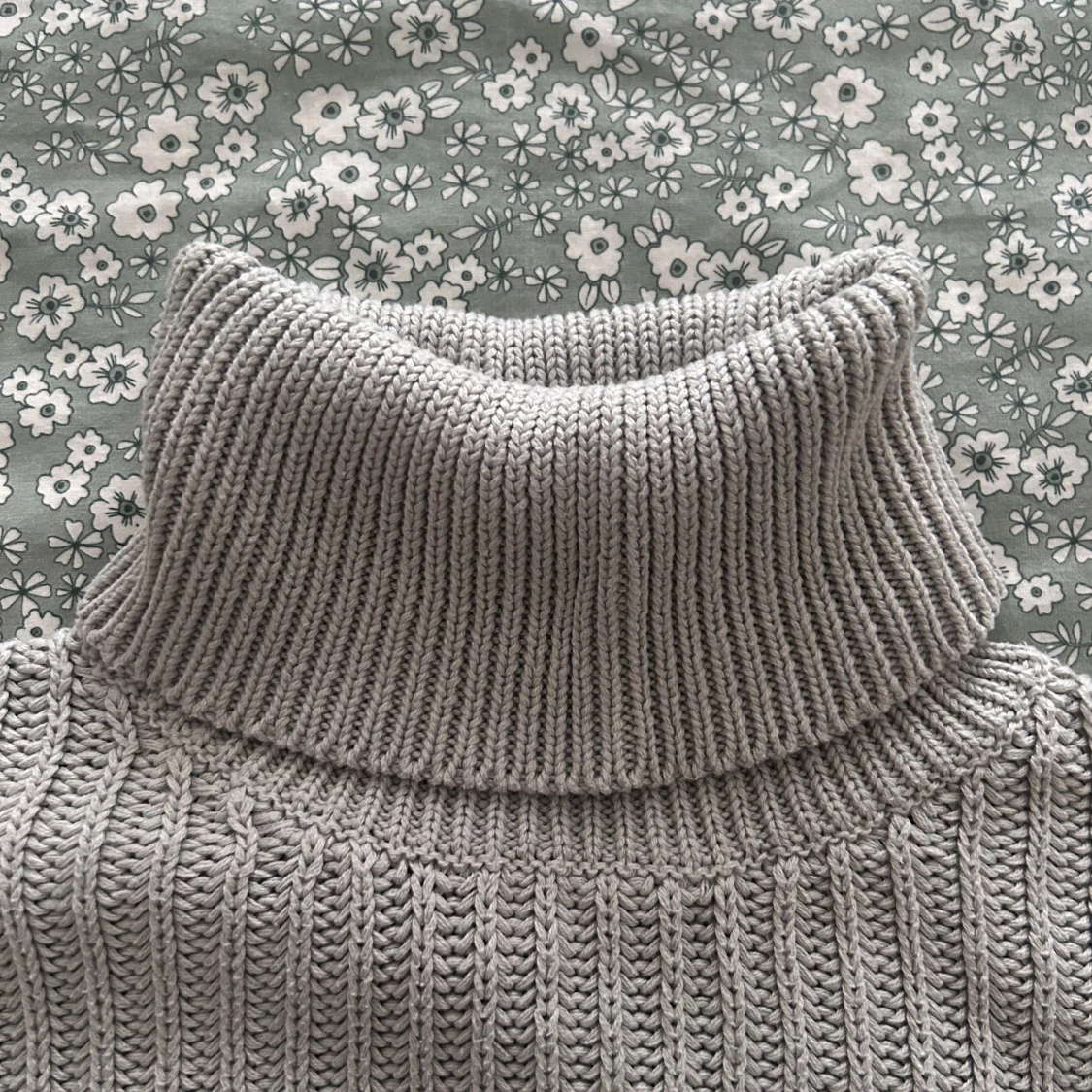 Grå stickad polotröja från NA-KD - 1
