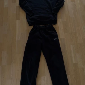 Svarta mjukisset från ICANIWILL - Svarta mjukisbyxor och Sweatshirt från ICANIWILL. De är gjorda i mjukt bomullsmaterial, perfekta för chill eller träning. Klassisk loose fit och enkel stil som funkar till allt. Säljer båda delarna men kan även köpas styckvis
